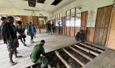 Satgas Yonif 200/BN Bangkitkan Semangat Pendidikan Papua Lewat Renovasi SD
